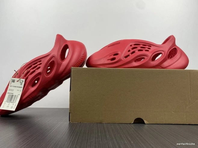 Yeezy Red Adidas Foam CW3355 0811